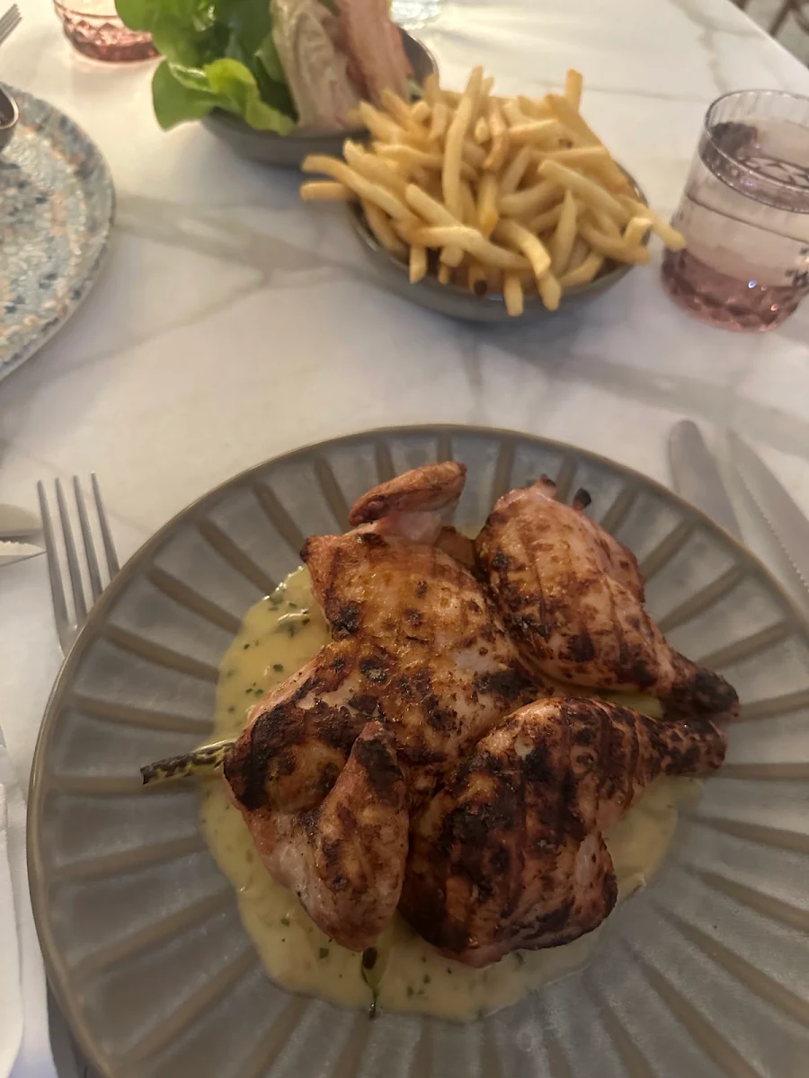 Poussin, Bistrot Bisou