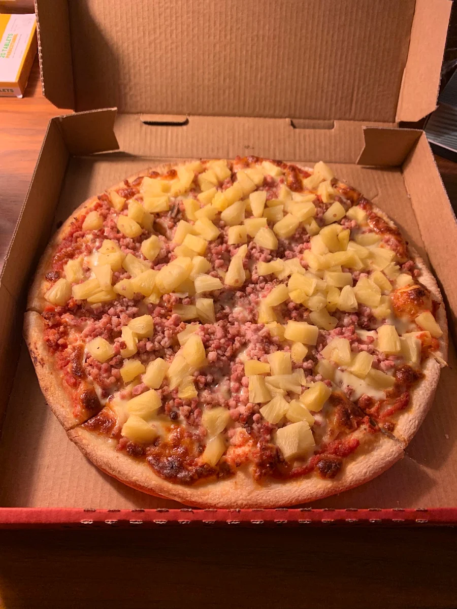 Ham Pineapple Pizza, Shanno's Pizza Bar