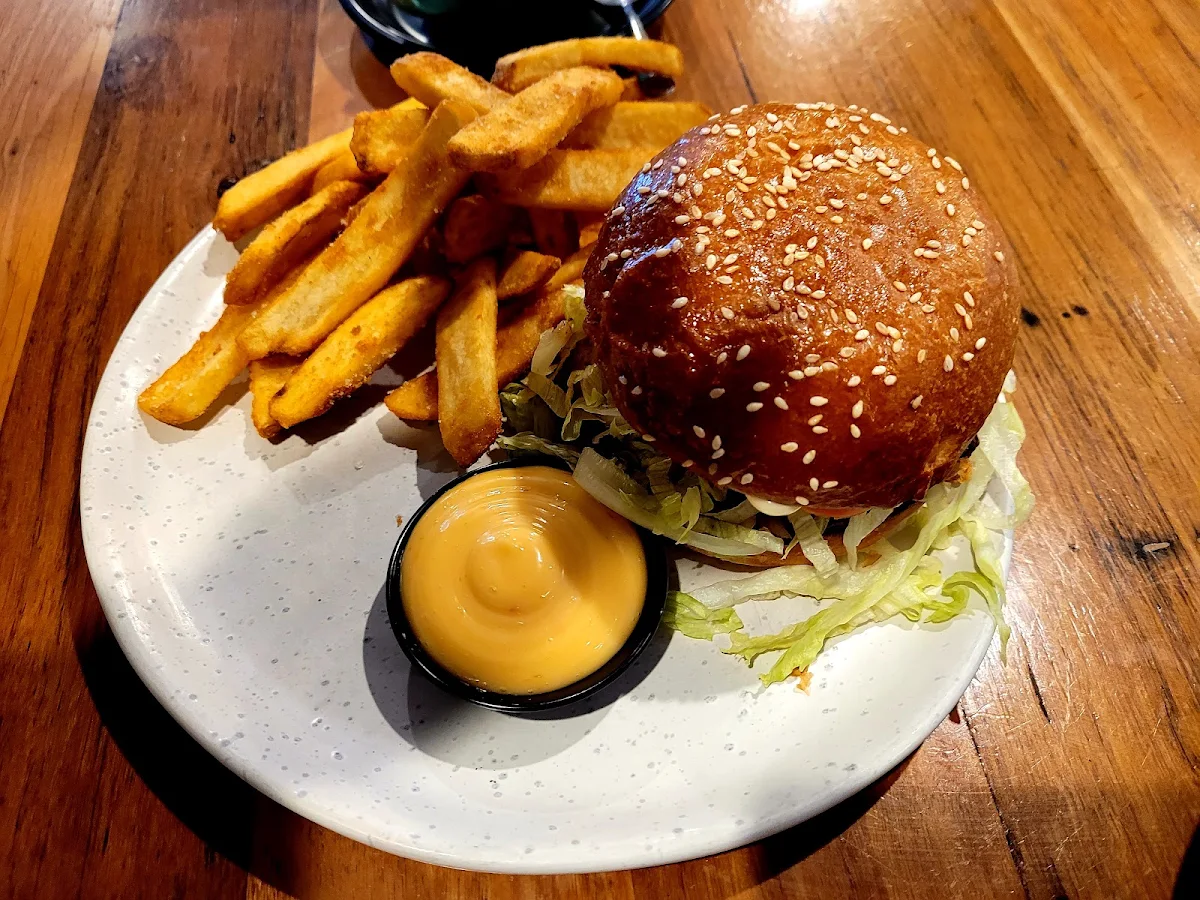 Crispy Chicken Burger, Winter's Cafe.