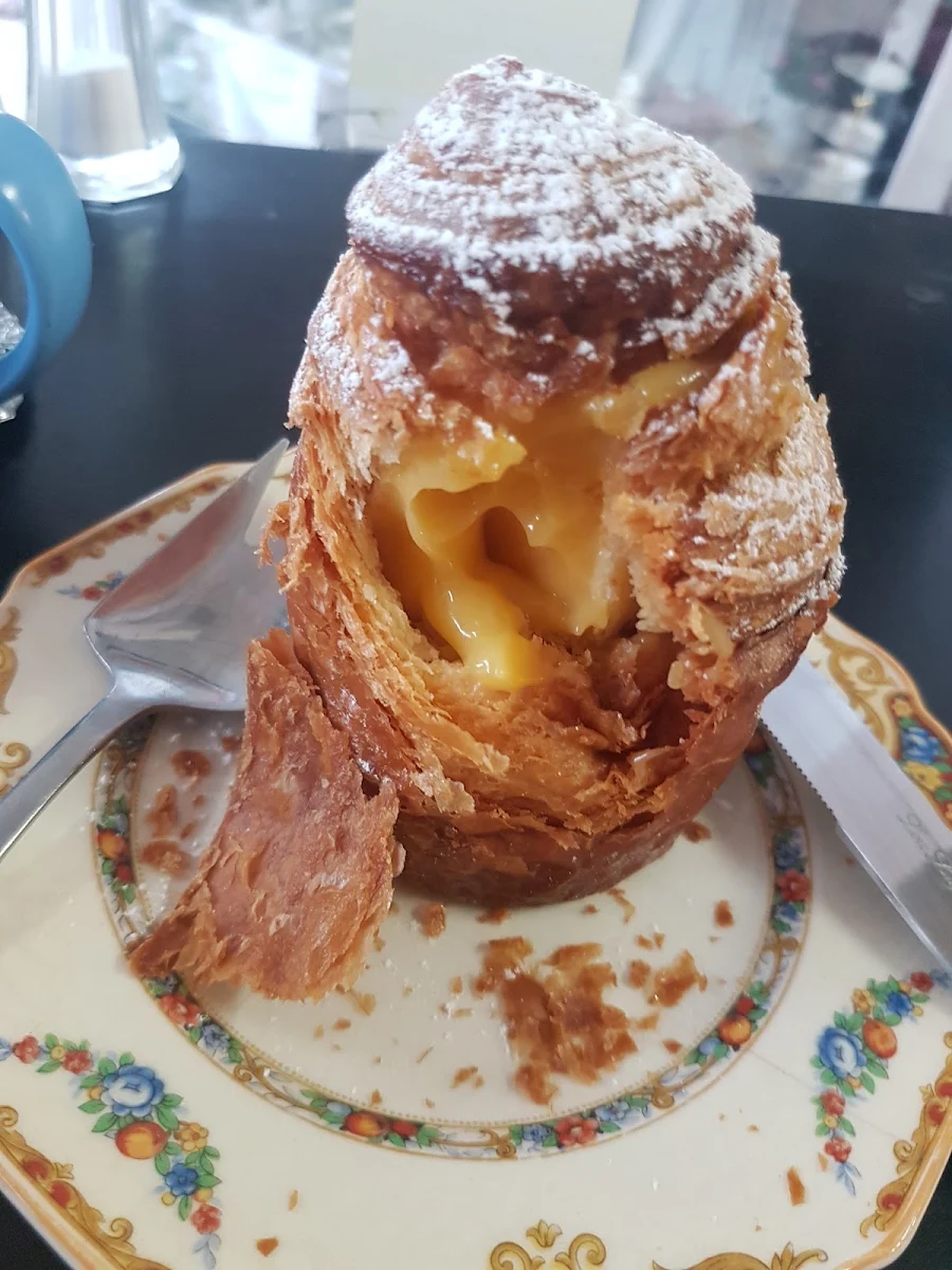 Lemon Curd Cruffin