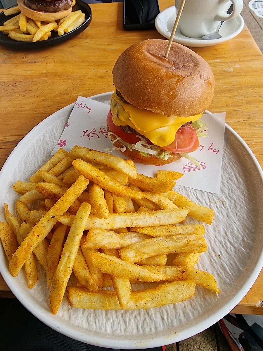 Beef Burger, Black & White Espresso In Lanyon