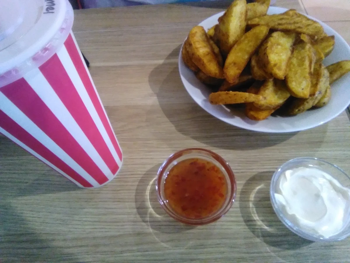 Highlights, Dine-a-Mite Cafe