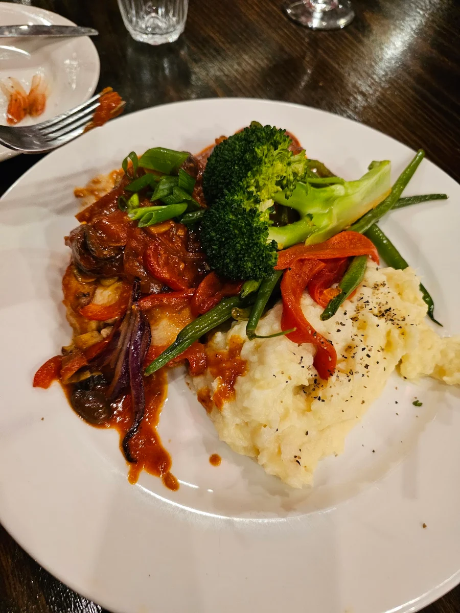 Pollo Cacciatore, Saporito Restaurant