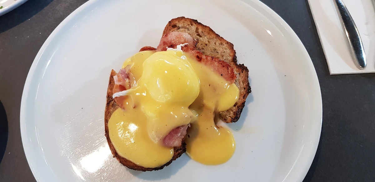 Hollandaise Sauce Bacon Egg and Bread