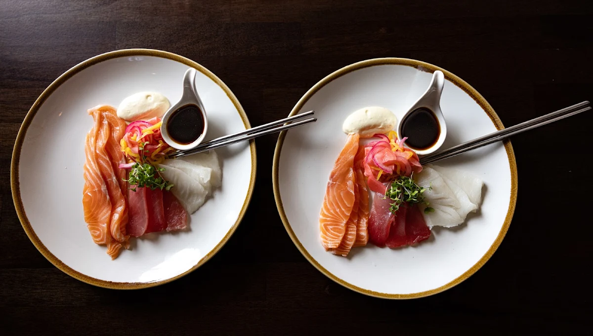 Sashimi, Lichi Restaurant & Cocktail Bar