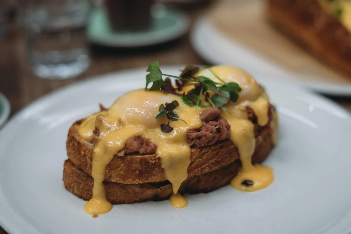 Eggs Benedict, Hobba