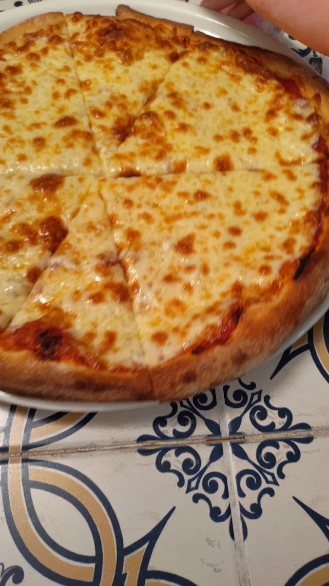 Cheese Pizza, Gianni's