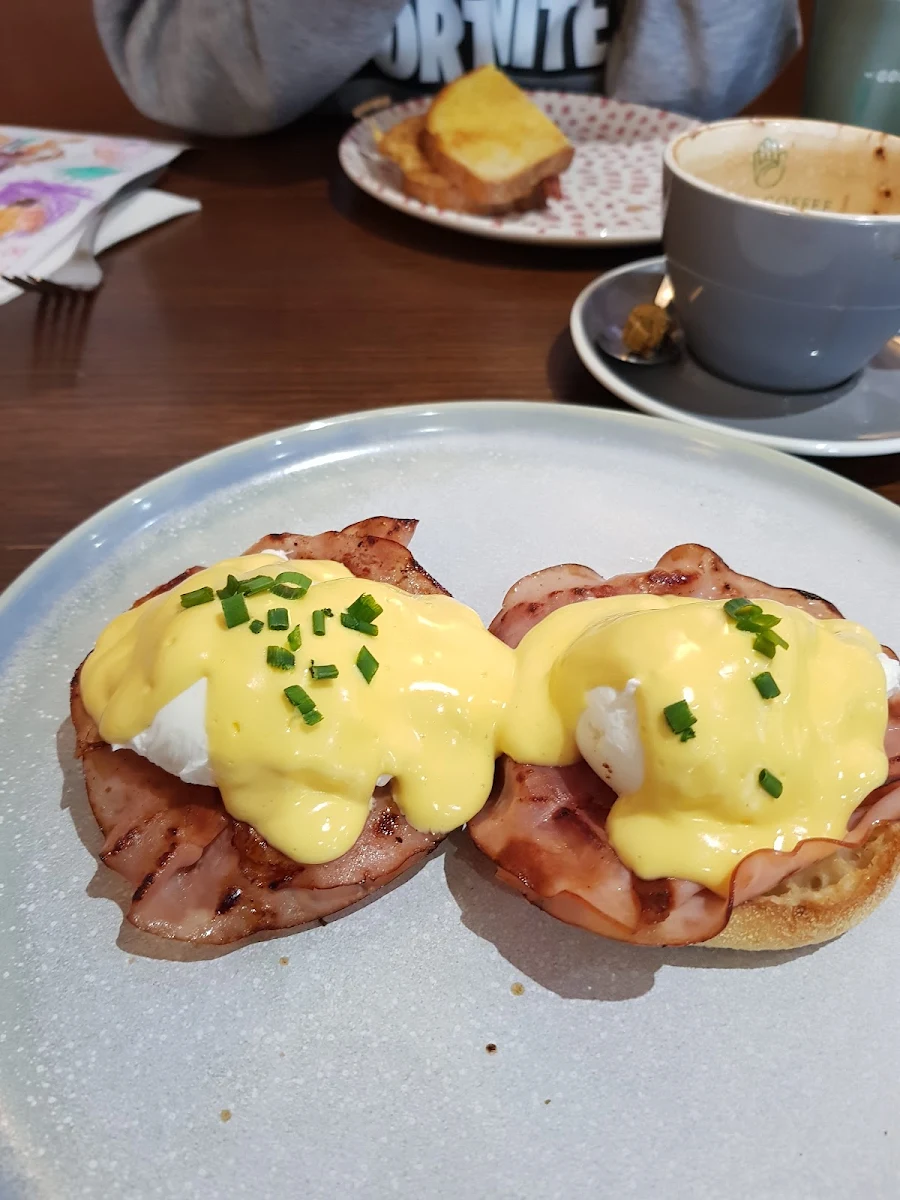 Eggs Benedict, Golden City Hotel