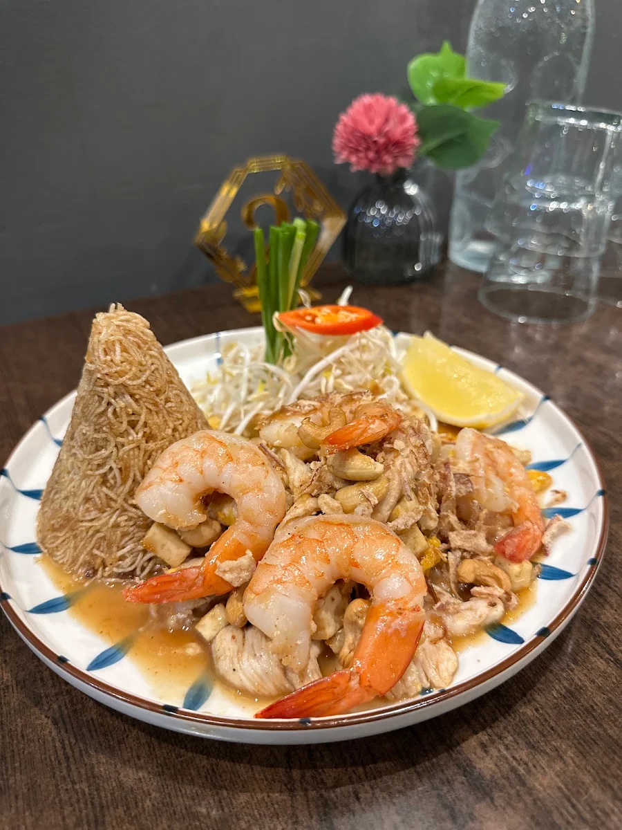 Mee Grob, Silver Spoon Vincentia (Authentic Thai Food)