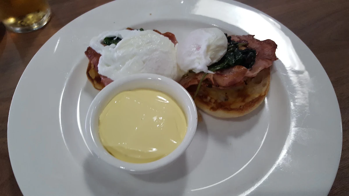 Eggs Benedict, Sundowner Hotel