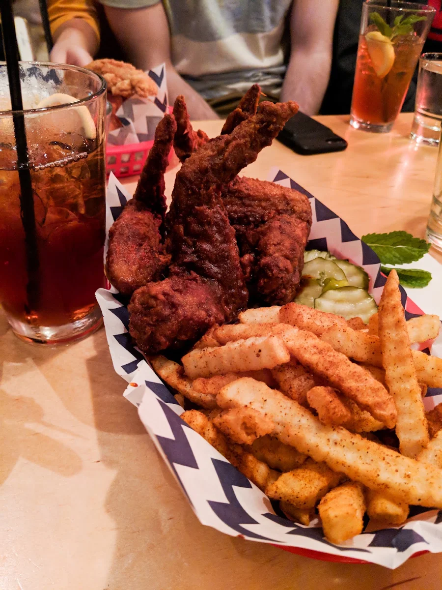 Hot Wings with Fries
