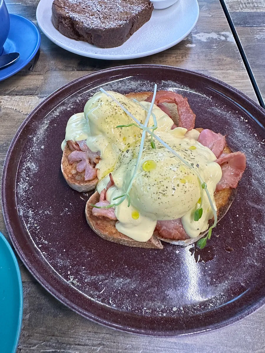 Eggs Benedict, 4 Seeds Cafe