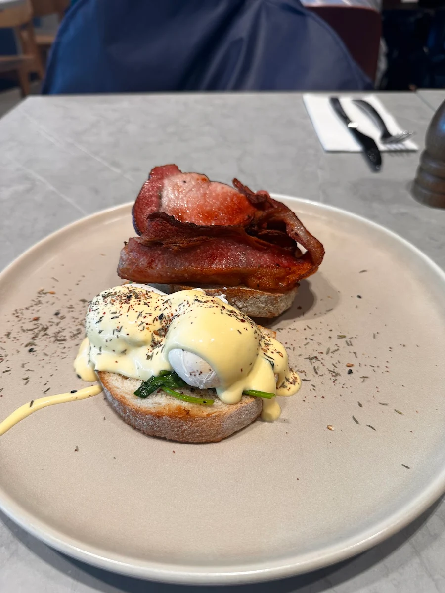 Eggs Benedict, The Aviary Cafe Bar