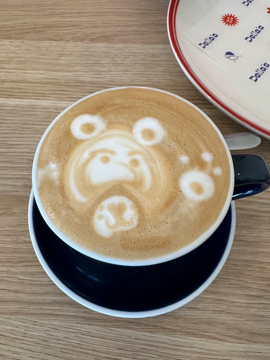 Flat White, Della's