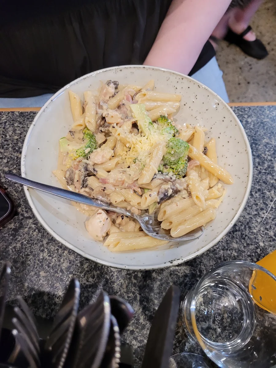 Penne Pollo, Eight Slices Italian Kitchen
