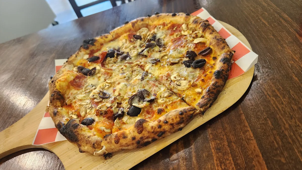 Costumer Pizza Salami and Cheese