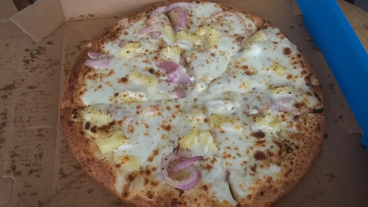 Ham & Pineapple on Garlic & Mozzarella Cheese