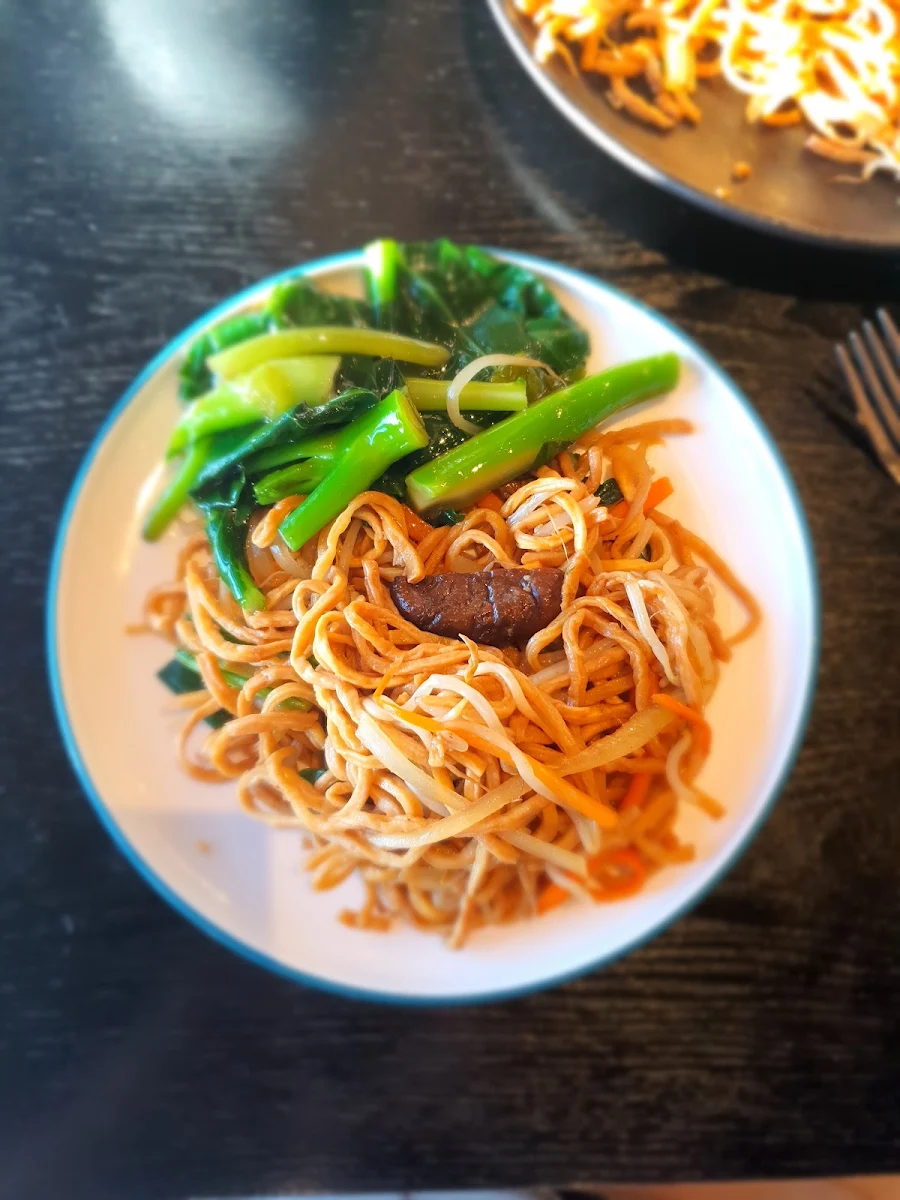 Chinese Broccoli and Vegetarian Noodles