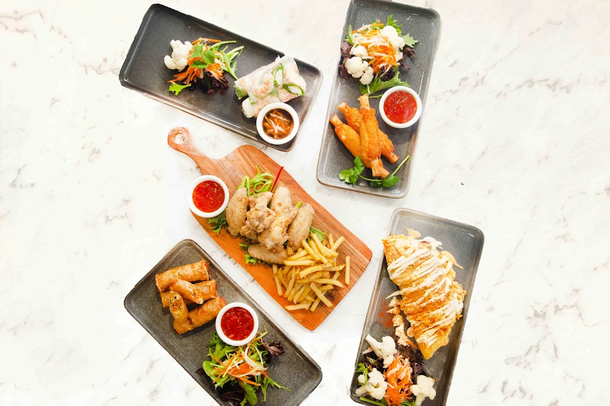 Highlights, Linda's Cafe & Restaurant