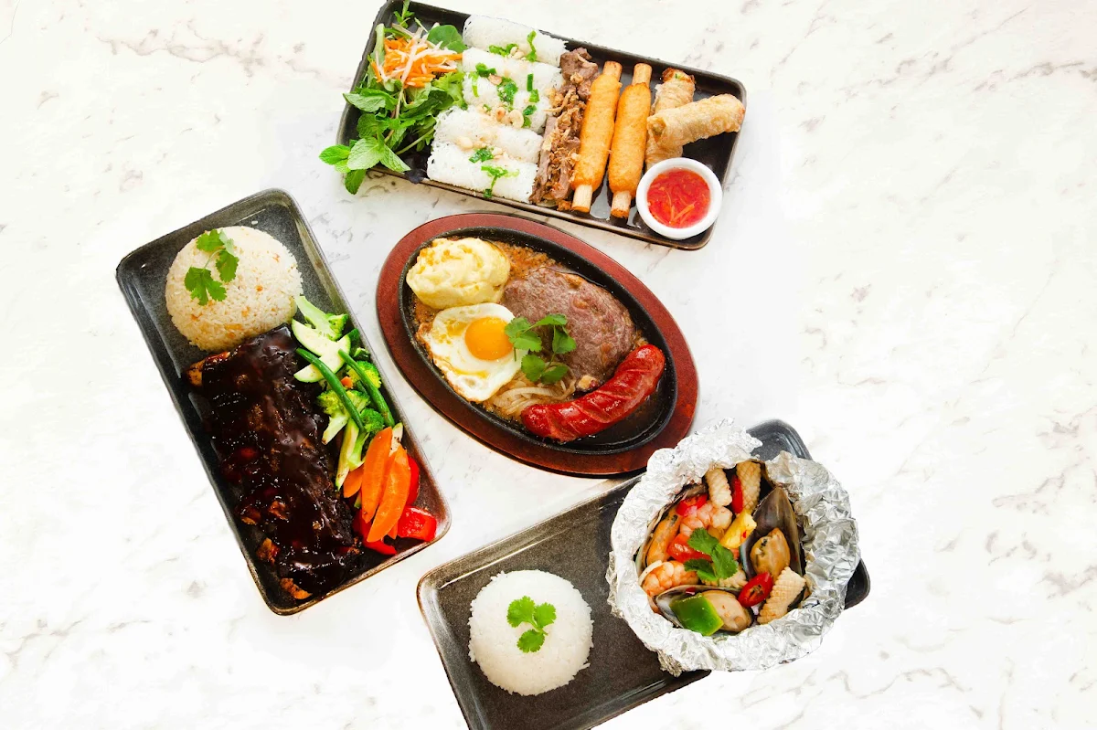 Highlights, Linda's Cafe & Restaurant