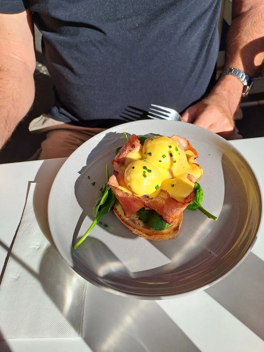 Eggs Benedict, Bellakai
