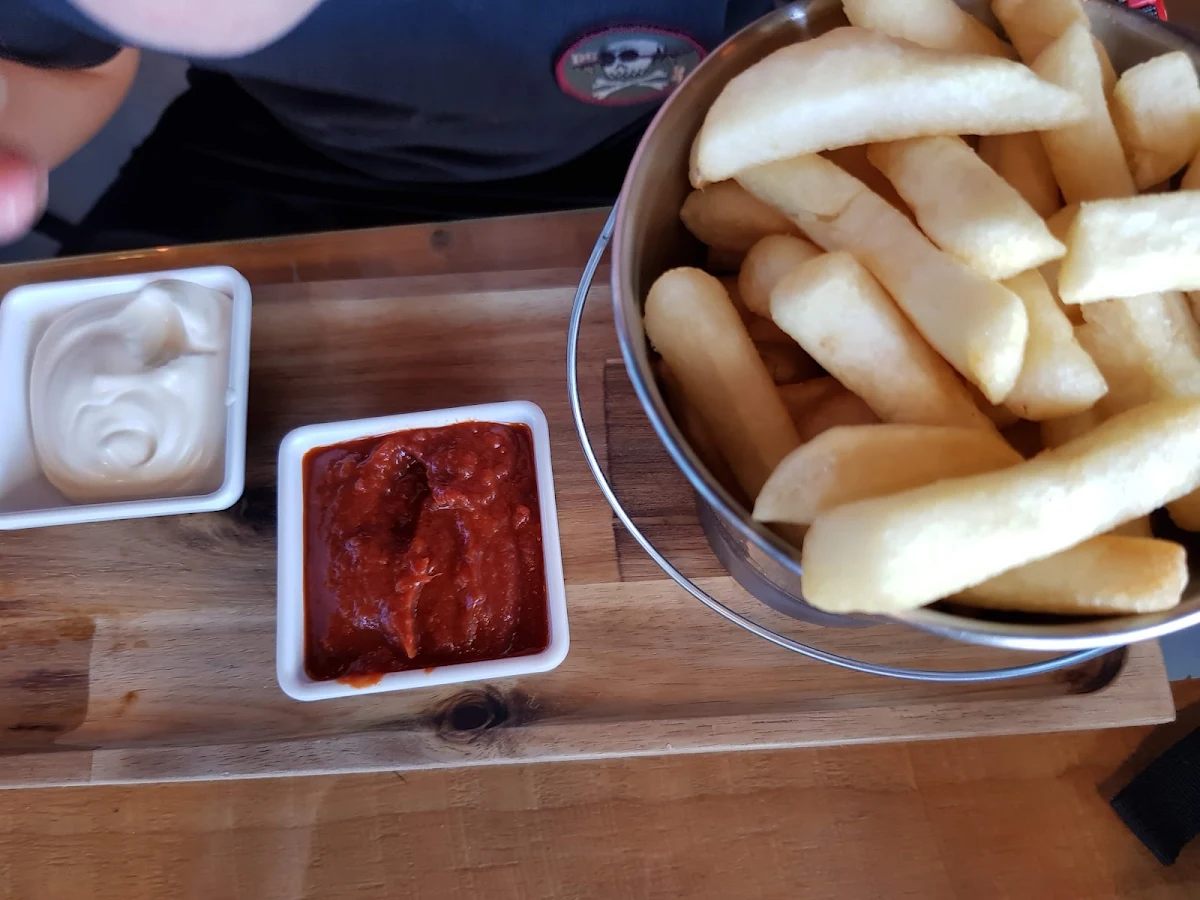 Bucket Chips Aioli and Tomato Sauce