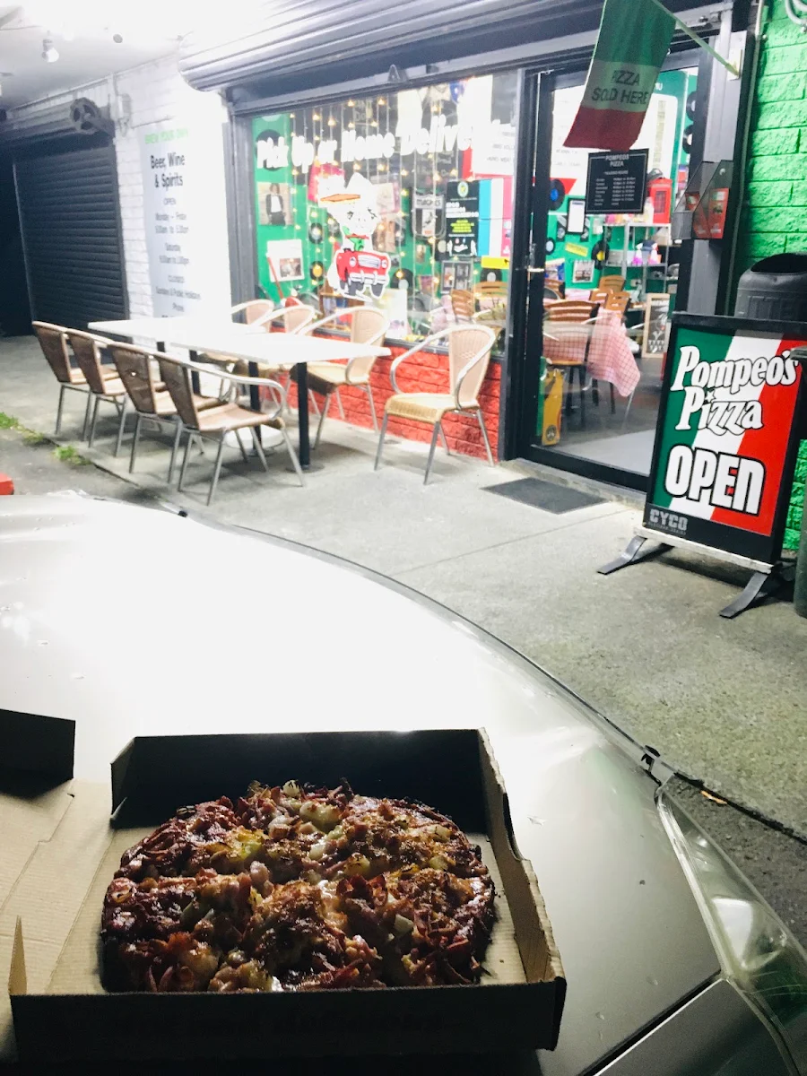 Highlights, Pompeo's Pizza