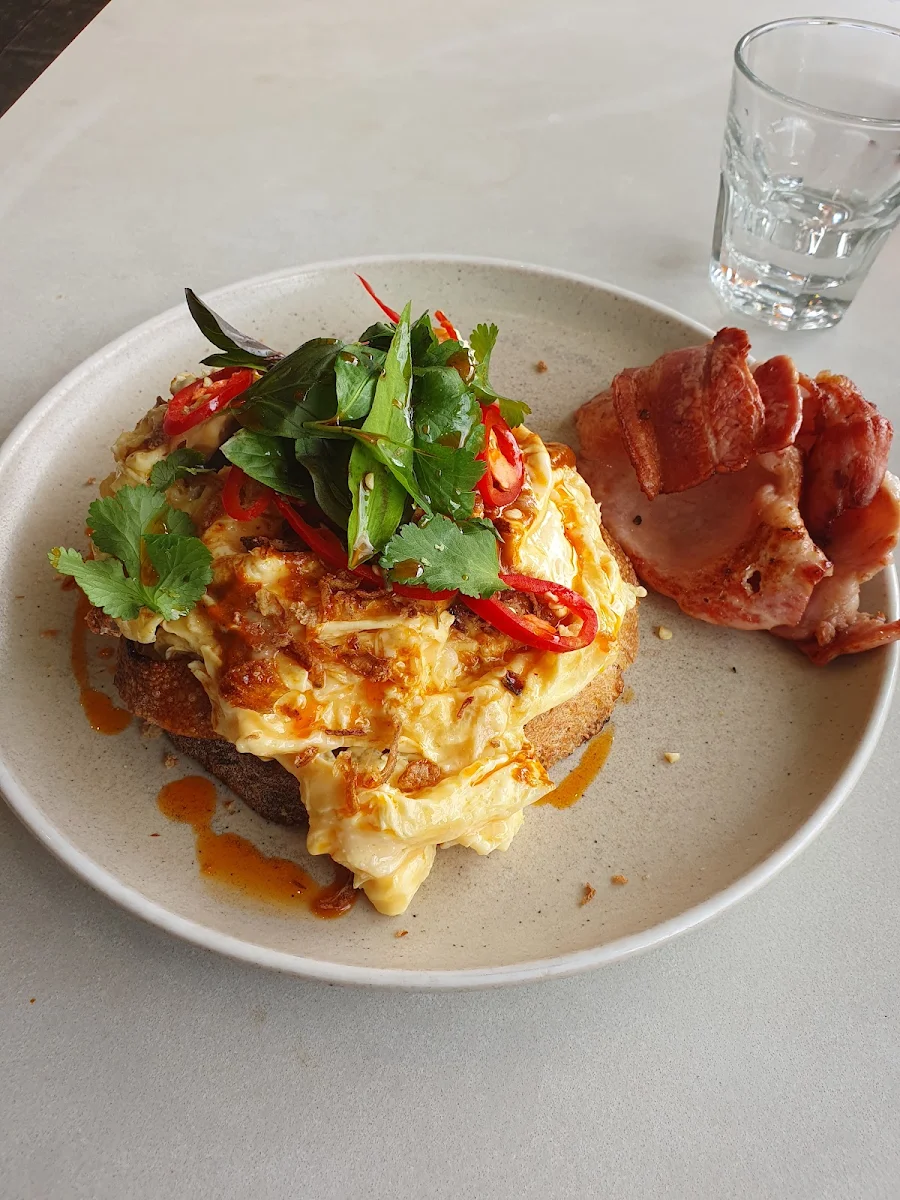 Chilli Scrambled Eggs with Bacon