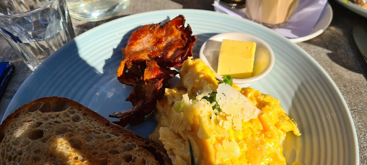 Highlights, Cafe Arno