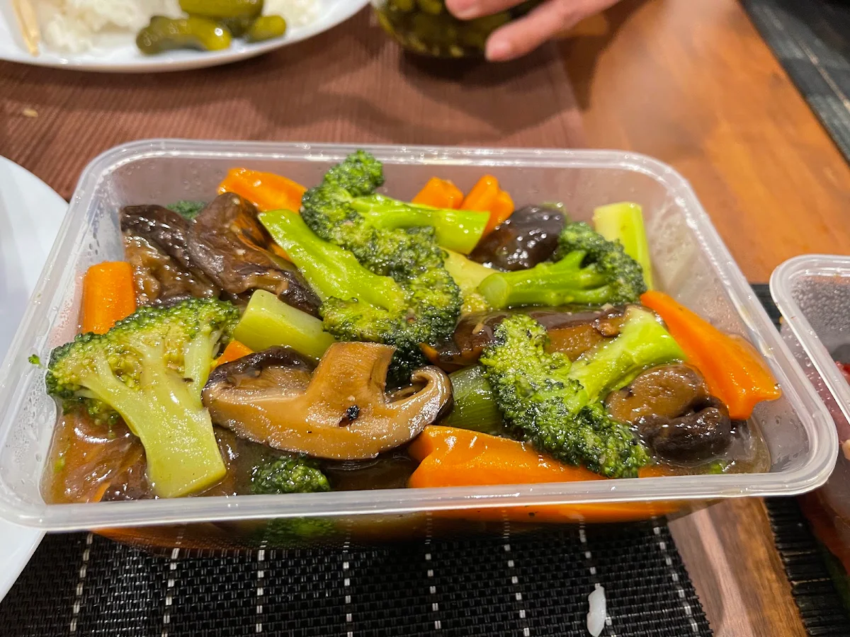 Chinese Mushroom with Broccoli