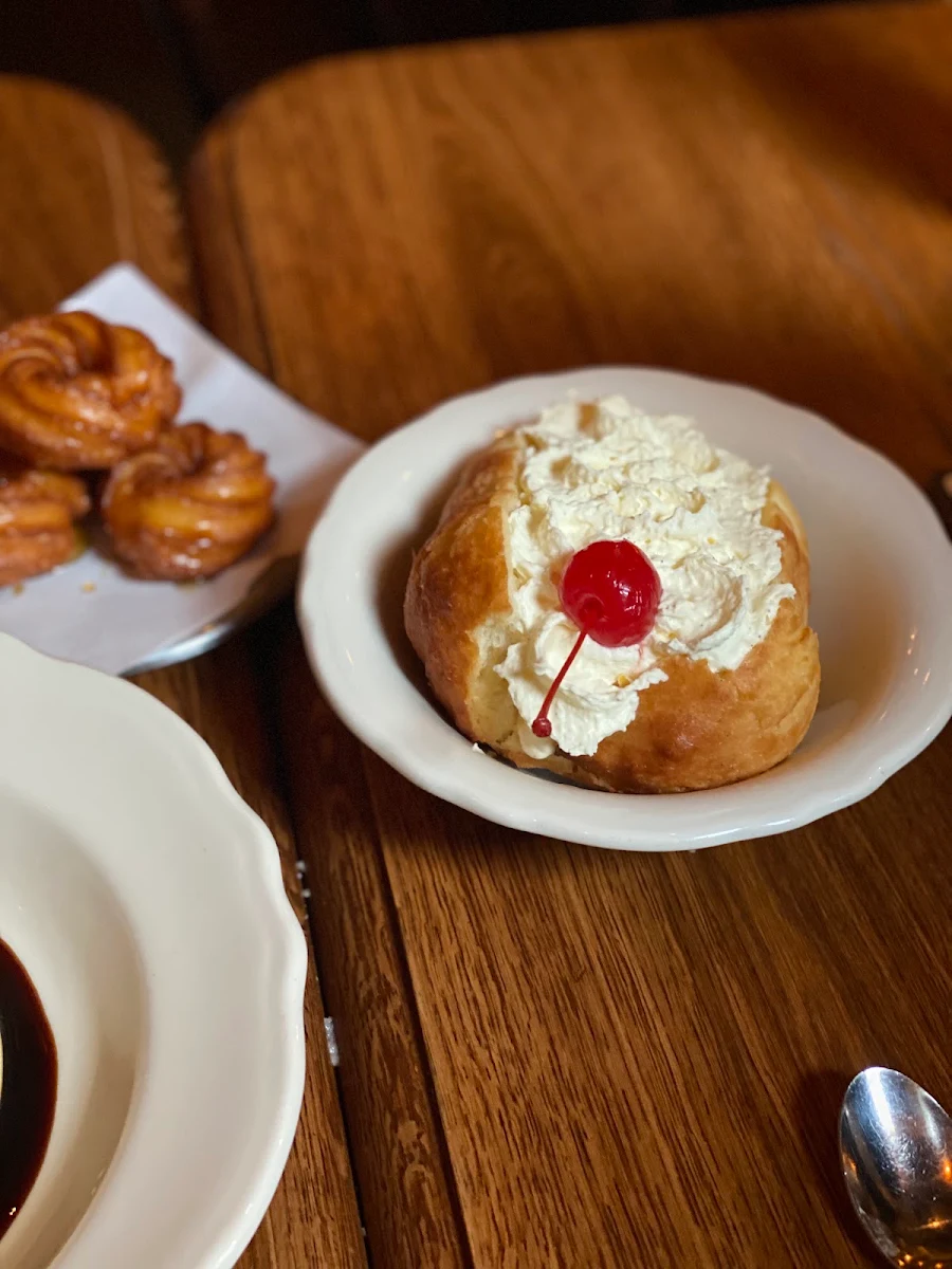 Zeppole, Alberto's Lounge