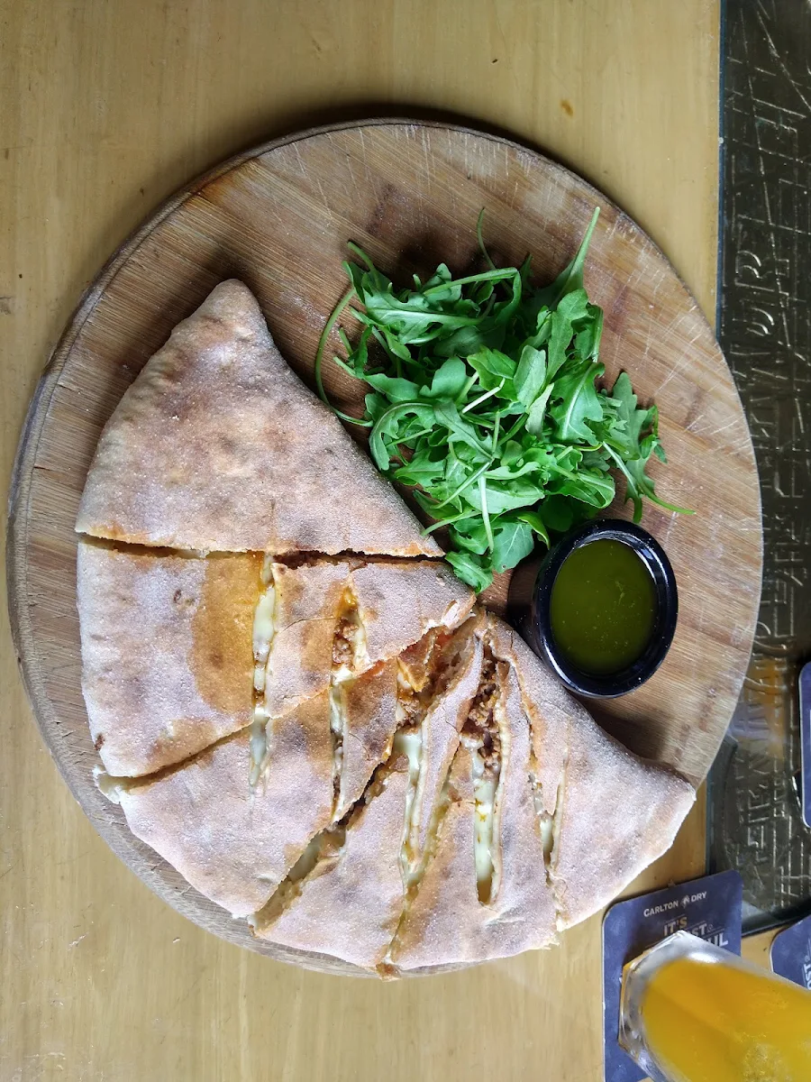 Cheeseburger Pizza, Empire Bar