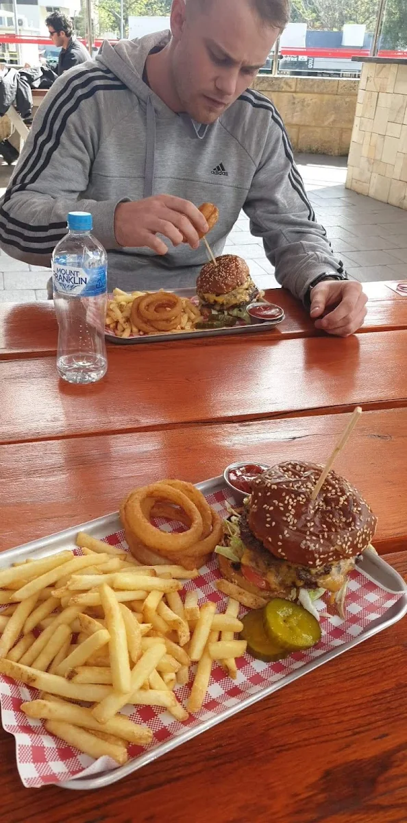 Double Cheese Burger, Empire Bar