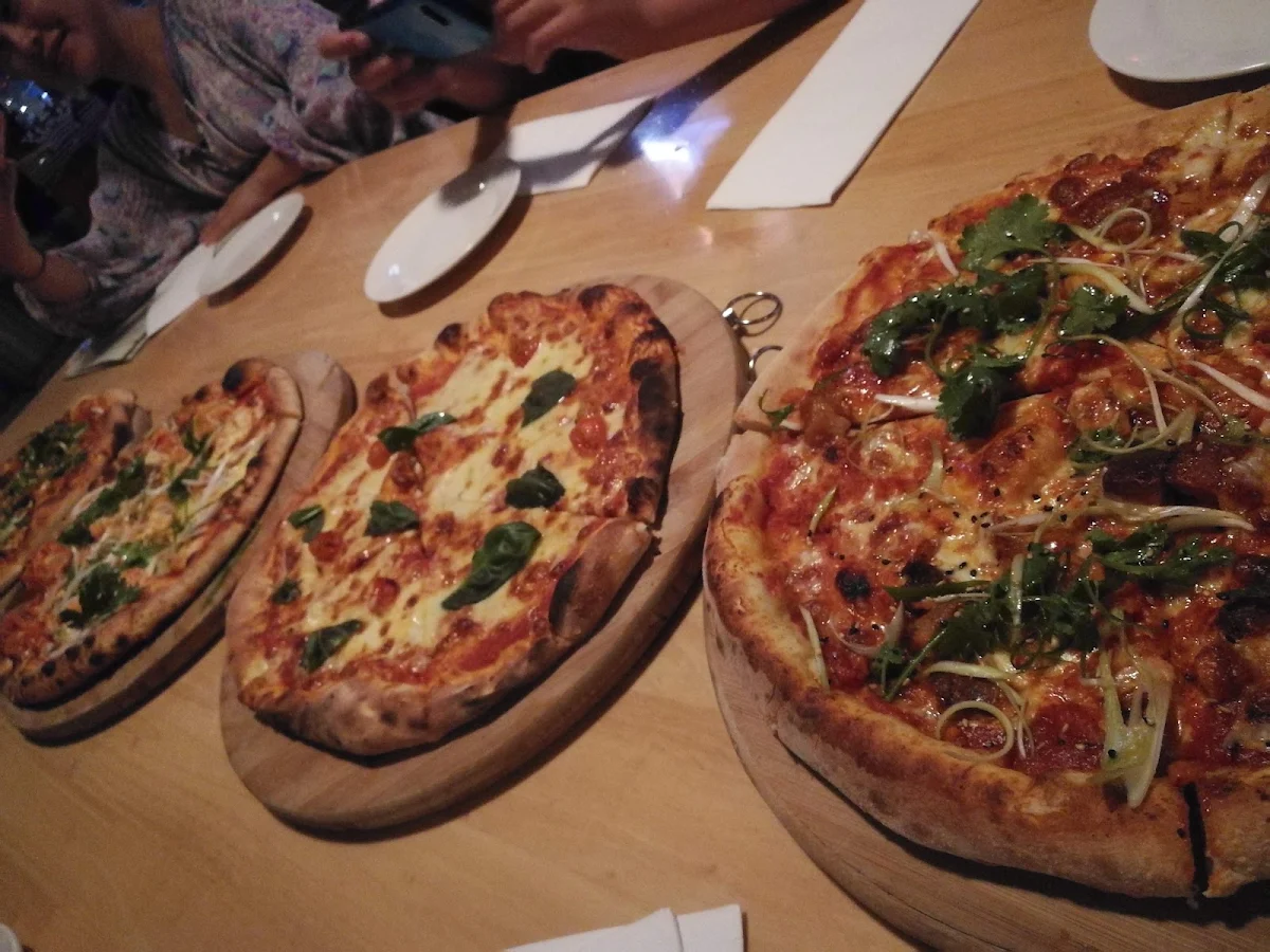 Khung Thai Pizza, Empire Bar