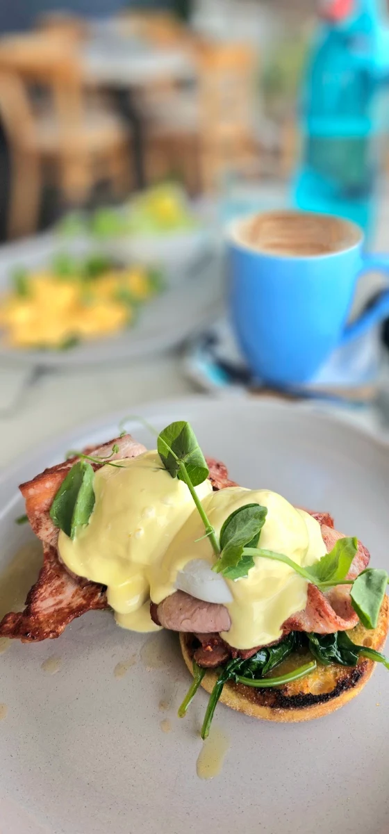 Eggs Benedict, Breeze Cafe & Bar