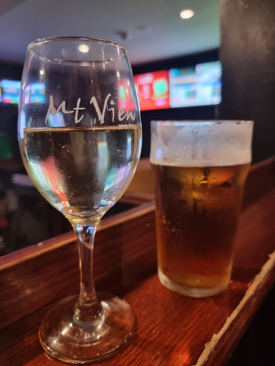 Bubbles N Beer, Mt View Hotel