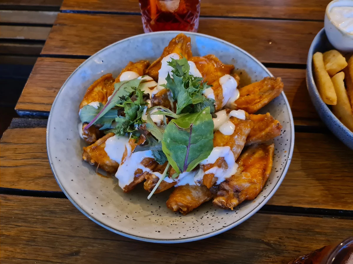 Hot Wings, Mt View Hotel