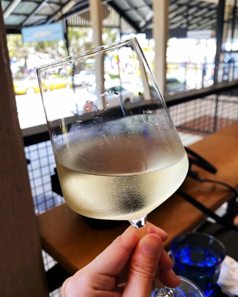 Cabinet Sauvignon, Shucks Bar