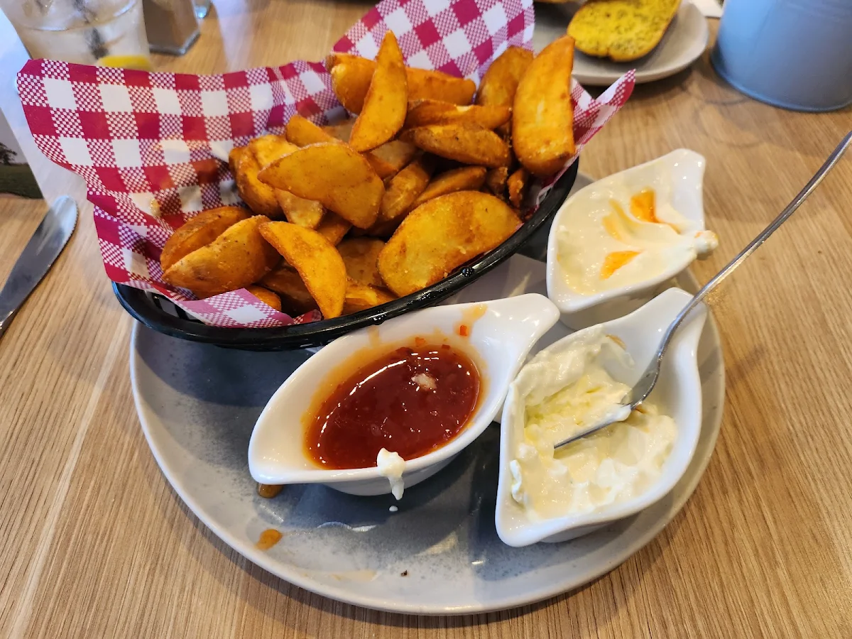 Spicy Wedges with Sour Cream and Chilli Sauce