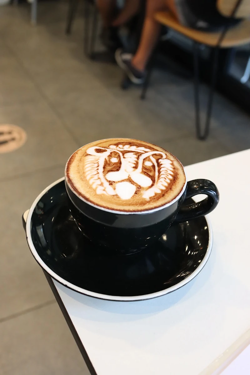 Flat White, Jenn and the barista