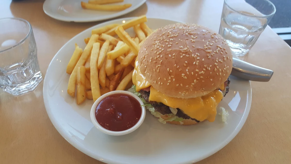 Beef Burger, Serrano's Cafe