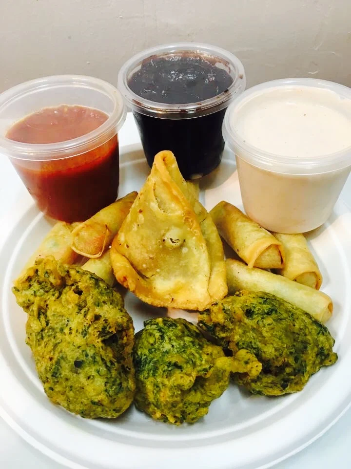 Snack Platter 4 Samosa 8 Spring Roll 8 Pakora 8 Papadoms