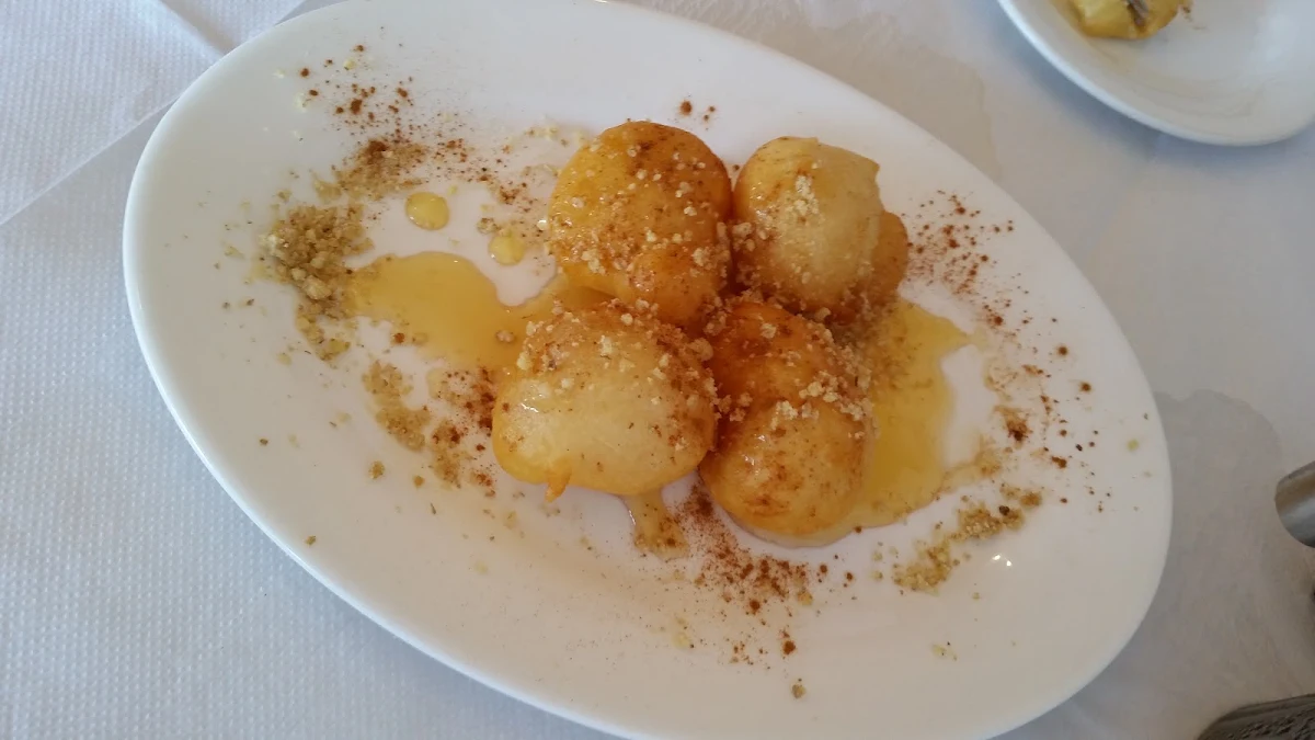 Loukoumades, Nikos Tavern