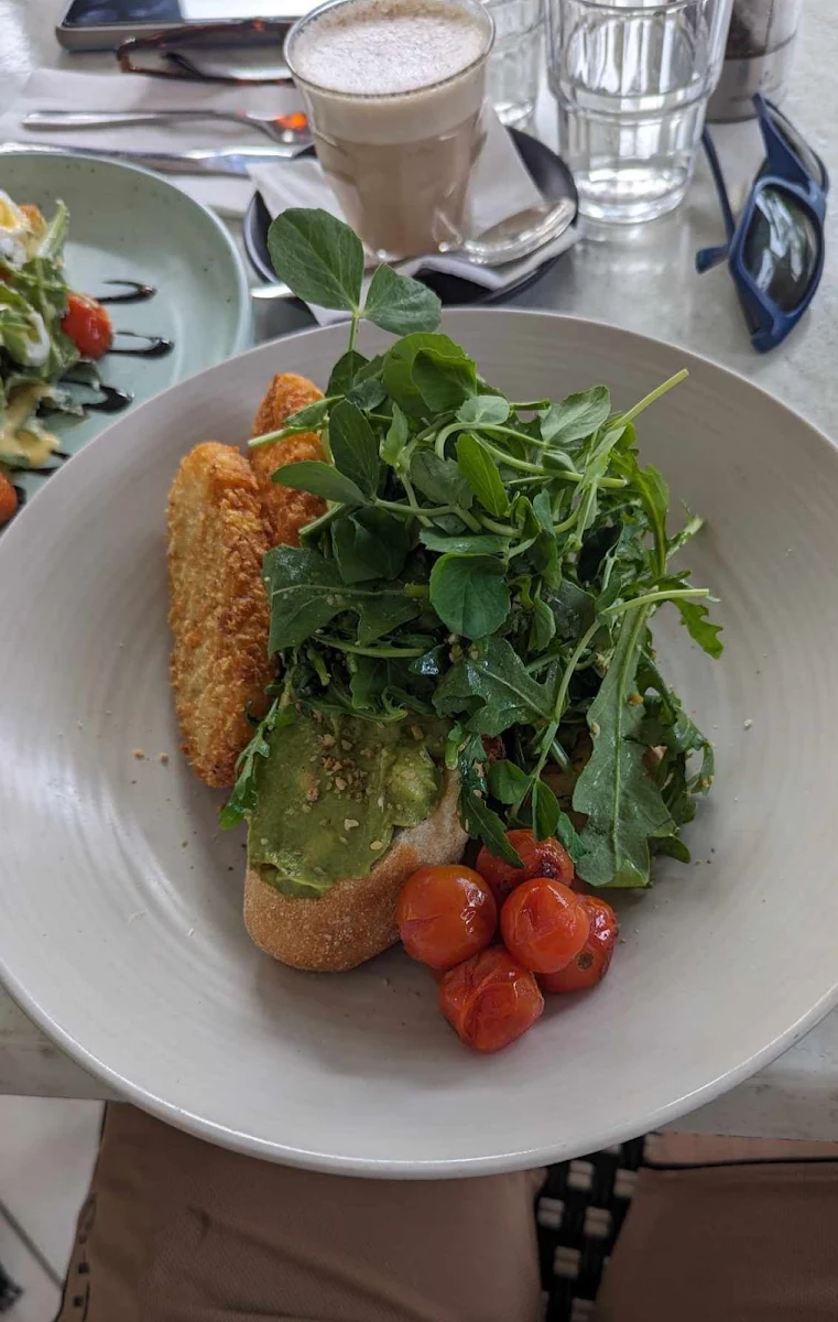 Smashed Avo and Halloumi