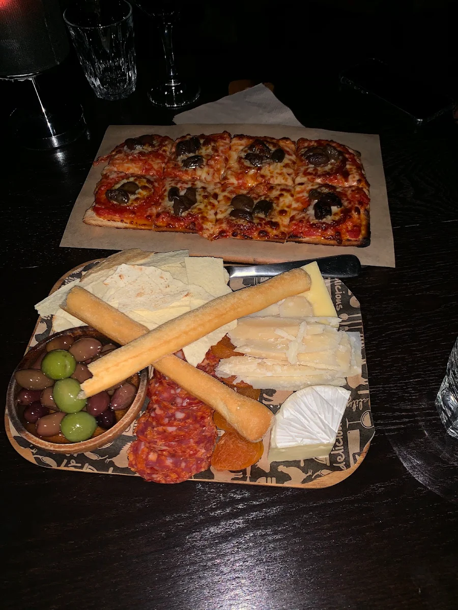 Pepperoni & Olive, Paris Cat Jazz Club