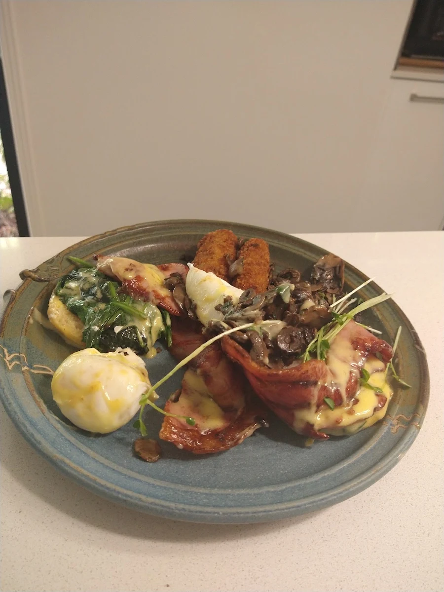 Eggs Benedict, Cut & Grind Cafe
