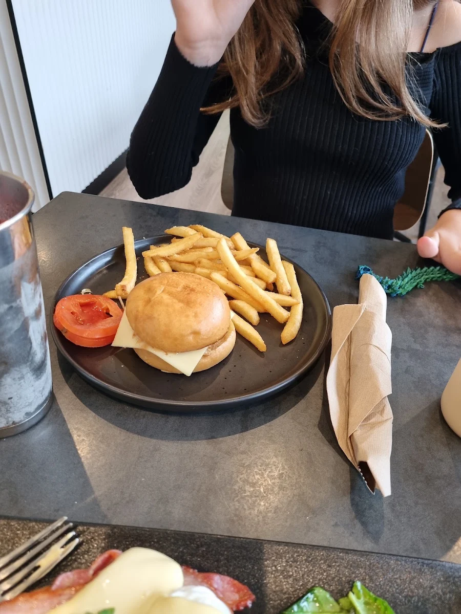 House Made Cheeseburger with Chips