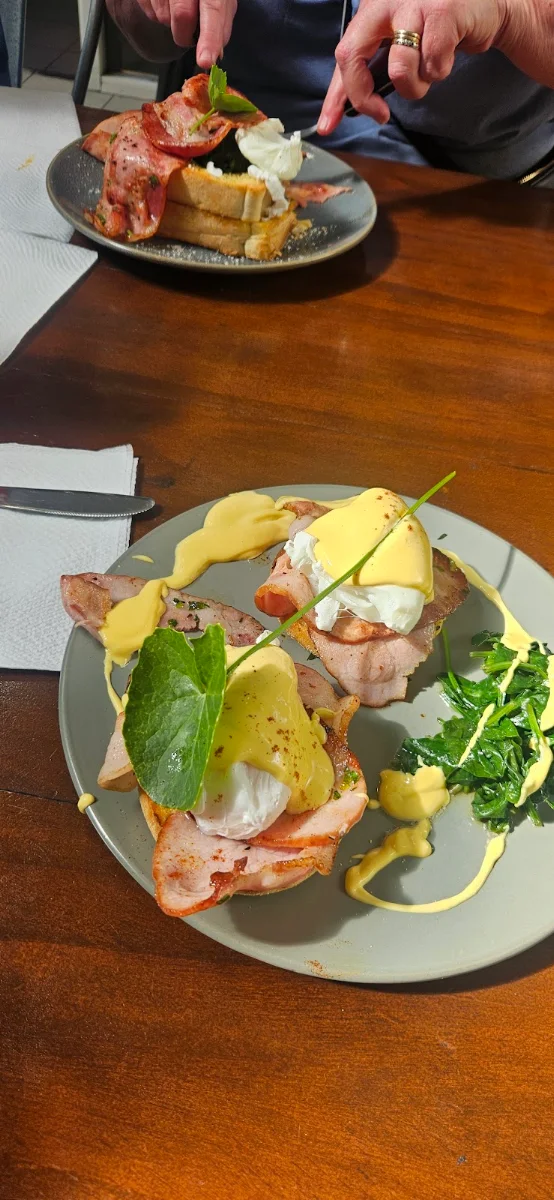 Eggs Benedict, Joe's Mochapot Cafe