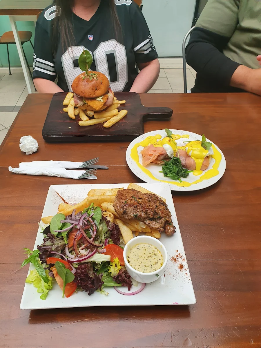 Highlights, Joe's Mochapot Cafe