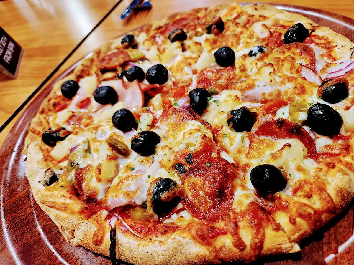 Supreme Pizza, Archibald Hotel